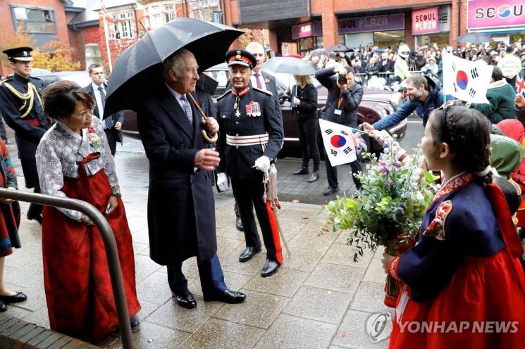 'K팝·치맥·김치'…英찰스3세, 한인타운 전격 방문 관심