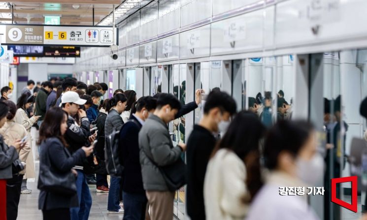 서울 지하철5호선 여의도역에서 지하철을 기다리는 시민들. 강진형 기자.