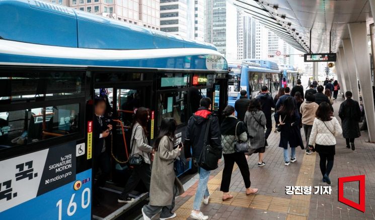 [포토]서울교통공사 노조 경고 파업 돌입, 버스 이용해 출근하는 직장인들