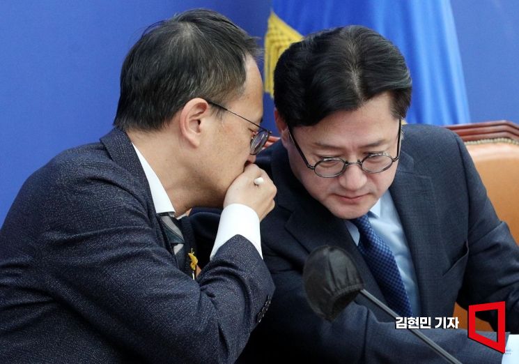 [포토] 귀엣말하는 홍익표-박주민