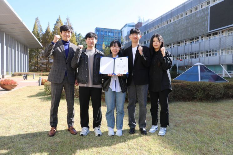 (왼쪽부터)정희웅 지도교수와 이상하, 김민주,정진규, 석다윤 학생이 수상 기념사진을 찍고 있다.