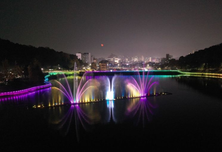 이천 설봉공원 둘레길에 설치된 경관조명. [사진제공=이천시]