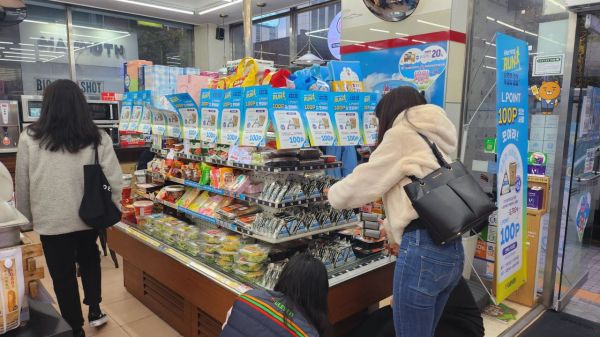 9일 서울시 중구 세븐일레븐 소공동점에서 본사 직원들이 삼각김밥 100개를 매대에 올려놓고 있다. [사진=이민지 기자]