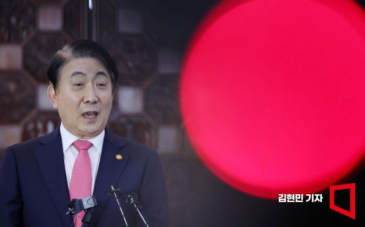 이동관 방송통신위원장이 9일 국회 로텐더홀에서 자신에 대한 탄핵소추안과 관련해 입장을 밝히고 있다. 사진=김현민 기자 kimhyun81@