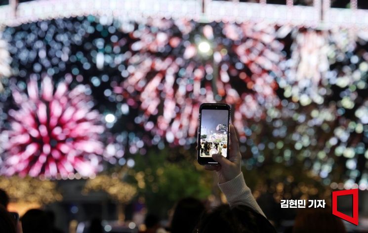 9일 서울 중구 신세계백화점 본점 외벽에 미디어 파사드 영상을 이용한 크리스마스 장식이 불을 밝히고 있다. 신세계백화점 본점 외벽의 미디어 파사드는 375만 개의 LED 칩을 사용, 63x18m 크기의 거대한 스크린으로 탈바꿈했다. 사진=김현민 기자 kimhyun81@
