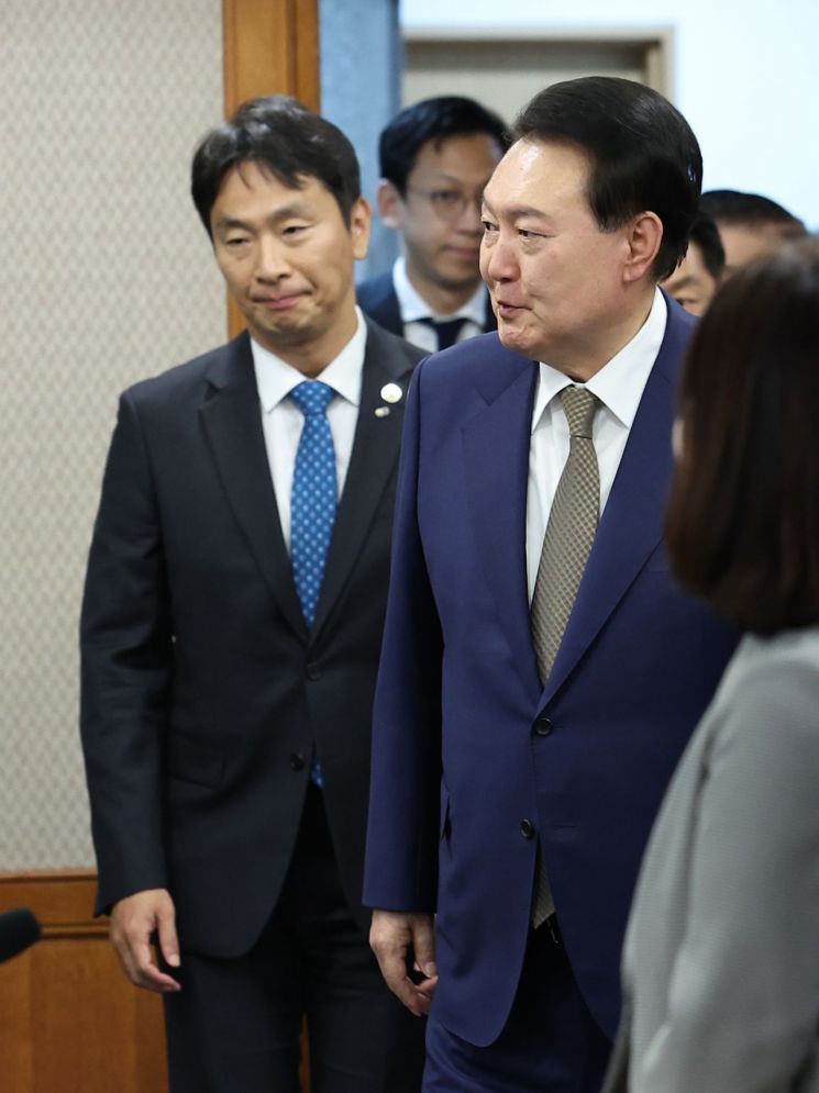 윤석열 대통령은 9일 서울 여의도 금융감독원에서 불법사금융 민생 현장 간담회를 진행했다. 사진은 윤 대통령과 이복현 금융감독원장이 함께 입장하고 있는 모습. [이미지출처=연합뉴스]