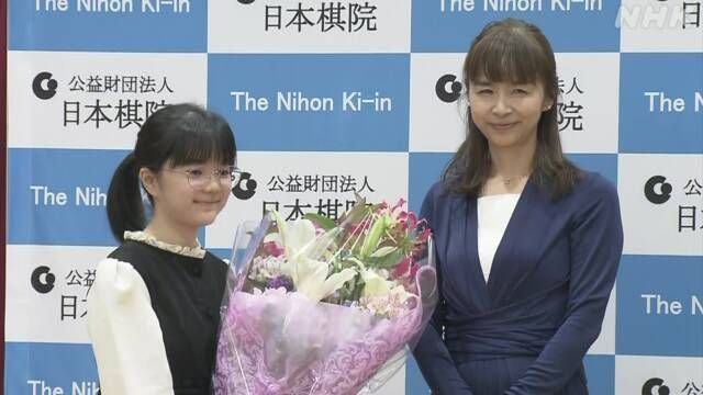 이적 발표 기자회견이 끝나고 포즈를 취하고 있는 나카무라 스미레(왼쪽).(사진출처=NHK)