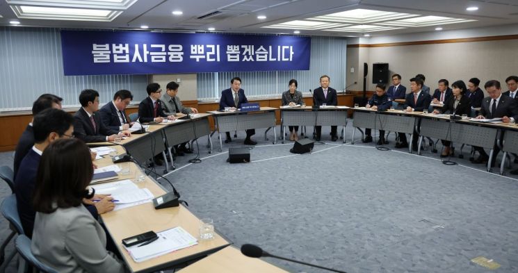 9일 윤석열 대통령이 서울 여의도 금융감독원에서 열린 불법사금융 민생현장 간담회에서 발언하고 있다. [사진출처=연합뉴스]