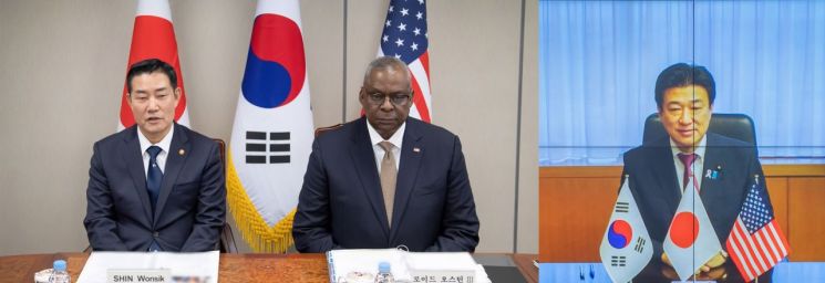 신원식 국방부 장관이 12일 서울 용산구 국방부 청사에서 로이드 오스틴 미국 국방장관과 기하라 미노루 일본 방위대신과 함께 3국 국방장관회의를 하고 있다. 일본 방위대신은 도쿄에서 화상으로 회의에 참가했다.[사진제공=국방부]