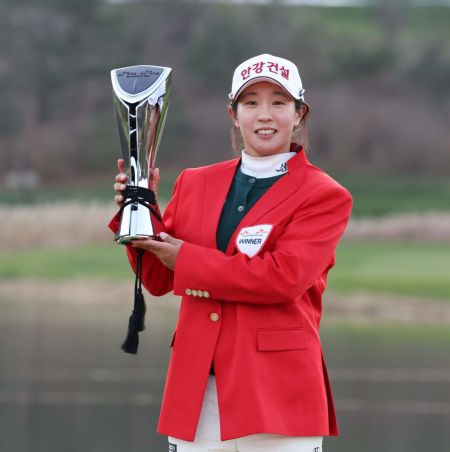 임진희가 SK쉴더스·SK텔레콤 오픈 우승 직후 트로피를 들고 미소를 짓고 있다.[사진제공=KLPGA]