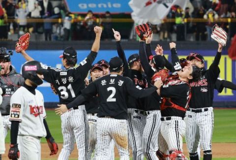 KT wiz와의 경기에서 역전 홈런으로 승리를 얻어낸 LG twins 선수들이 기뻐하고 있다. [사진=연합뉴스]