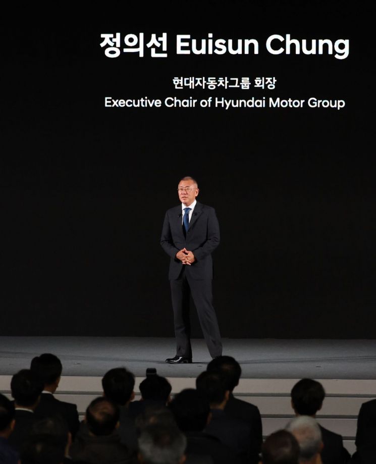 13일 오전 울산시 북구 현대자동차 울산공장에서 열린 전기차 전용공장 기공식에서 정의선 현대차그룹 회장이 발언하고 있다.[사진출처:연합뉴스]