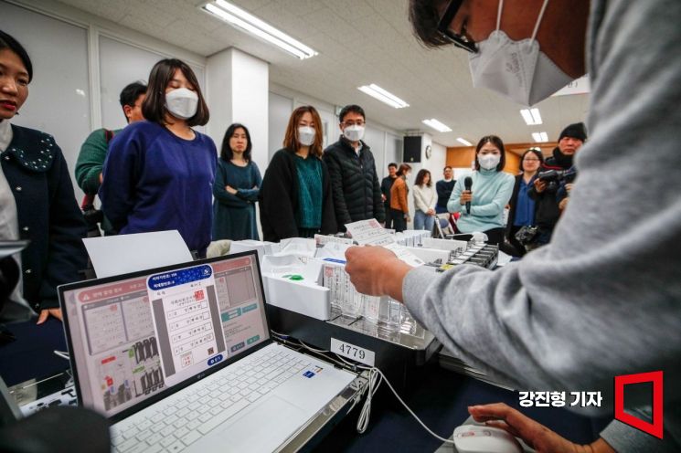 13일 서울 종로구 서울시선거관리위원회에서 열린 '제22대 국회의원선거 대비 모의개표 실습'에 참가한 개표 사무관리원들이 투표용지 분류기 작동 실습을 하고 있다. 강진형 기자aymsdream@