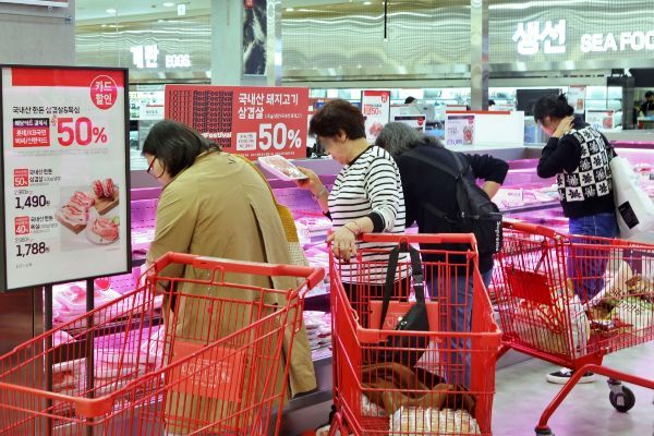 지난 2일부터 11일까지 진행된 롯데레드페스티벌 기간 서울 중구 봉래동에 위치한 롯데마트 제타플렉스 서울역점에서 소비자들이 축산매장에서 삼겹살을 구경하고 있다. [사진제공=롯데쇼핑]