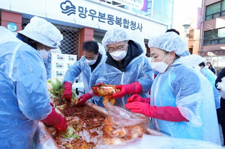 류경기 중랑구청장(가운데)과 봉사자들이 김장 김치를 담그고 있는 모습