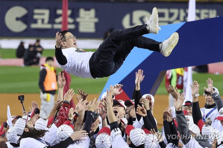 13일 서울 잠실야구장에서 열린 2023 KBO 한국시리즈 5차전 kt wiz와 LG 트윈스의 경기에서 kt에 6-2로 승리하며 29년 만에 한국시리즈 우승을 확정한 LG 선수들이 구광모 LG그룹 회장을 헹가래 치고 있다. [이미지출처=연합뉴스]