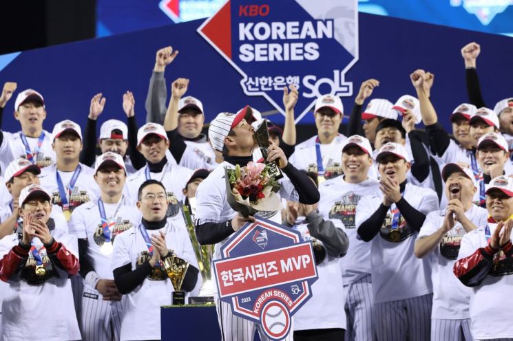 13일 서울 잠실야구장에서 열린 2023 KBO 한국시리즈 5차전 kt wiz와 LG 트윈스의 경기. LG가 6-2로 승리하며 한국시리즈 우승을 확정 지은 뒤 한국시리즈 최우수선수에 선정된 LG 오지환이 기념 촬영하고 있다. [이미지출처=연합뉴스]