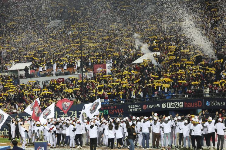 13일 서울 잠실야구장에서 열린 2023 KBO 한국시리즈 5차전 kt wiz와 LG 트윈스의 경기. kt에 승리하며 한국시리즈 우승을 확정한 LG 선수들이 팬들과 함께 기뻐하고 있다. [이미지출처=연합뉴스]