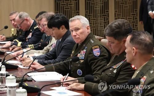 폴 러 캐머라 유엔군사령관이 10일 오후 서울 용산 대통령실 청사에서 열린 유엔사 주요 직위자 초청 간담회에서 유엔사 현황을 브리핑하고 있다.
