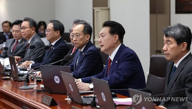 윤석열 대통령이 14일 서울 용산 대통령실 청사에서 열린 국무회의에서 발언하고 있다. [사진출처=연합뉴스]