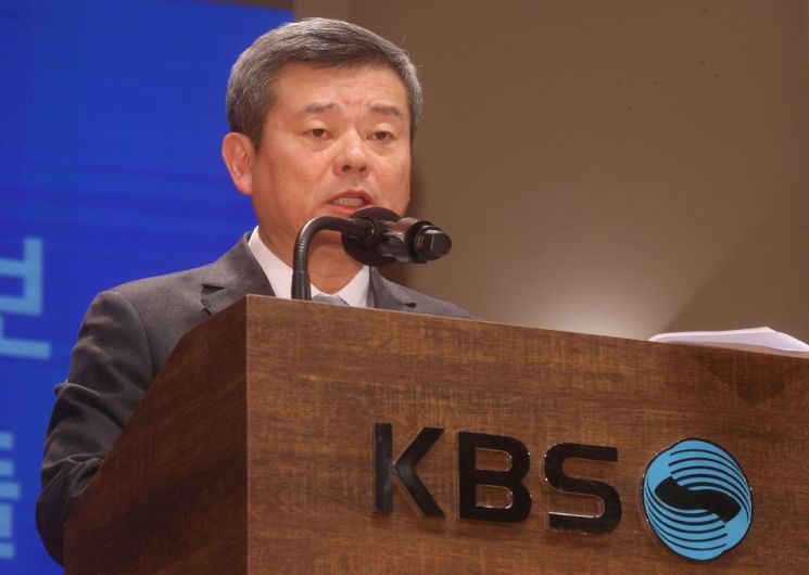 광복절에 기미가요·태극기 논란…KBS 사장 "불쾌감 드려 죄송" 사과 