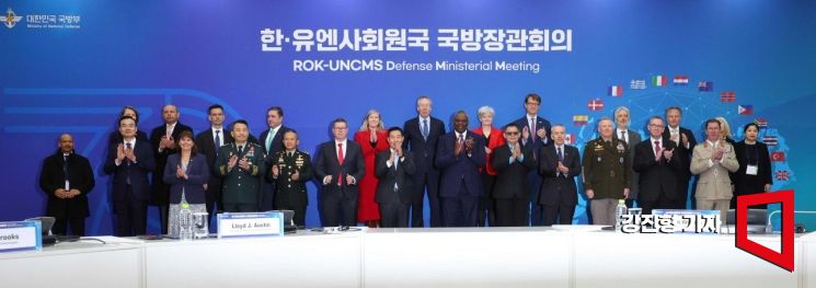 신원식 국방부 장관과 로이드 오스틴 미국 국방장관이 14일 오전 서울 용산구 국방부 대회의실에서 열린 한·유엔사회원국 국방장관회의에서 각국 참석자들과 기념촬영을 하고 있다. 사진=사진공동취재단