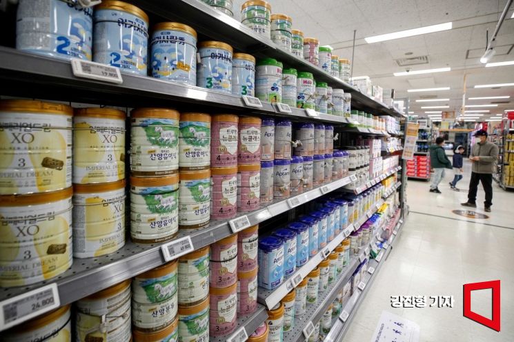 올해 분유, 기저귀 등 육아용품 물가가 크게 오른 것으로 나타났다. 통계청 국가통계포털 자료를 보면, 올해 1월부터 10월까지 영유아 가구가 주로 소비하는 11개 상품 가운데 6개 품목의 물가 상승률이 전체 평균치인 3.7%보다 높은 것으로 조사됐다. 사진은 14일 서울 한 대형마트 분유 진열대. 사진=강진형 기자aymsdream@