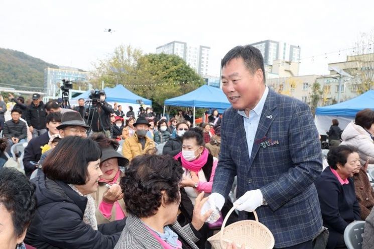 2023년 무안군 농산어촌개발 사업성과 발표회에서 김산 무안군수가 주민들과 악수를 하고 있다. [사진제공=무안군]