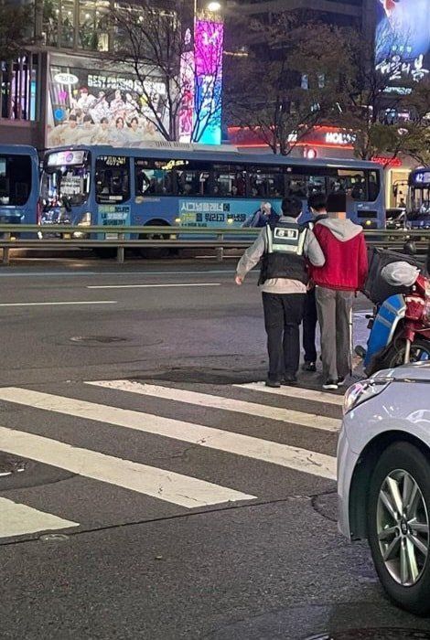 지난 9일 강남역 올리브영에서 시민들을 불법 촬영하다 육군 25사단 김 일병의 신고로 경찰에 체포된 몰카범(붉은 상의). [사진출처= 페이스북]