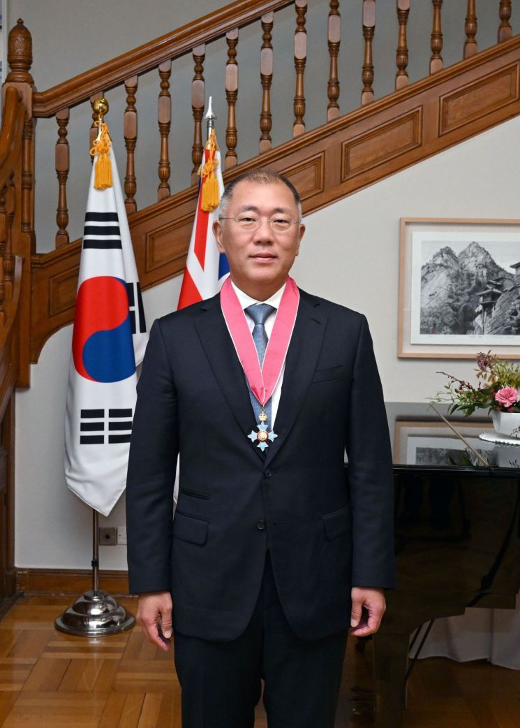 Hyundai Motor Group Chairman Chung Eui-sun is posing for a commemorative photo wearing the Commander of the Order of the British Empire medal awarded by King Charles III of the United Kingdom at the British Embassy in Jung-gu, Seoul, on the 14th. Provided by Hyundai Motor Company and Kia. [Image source=Yonhap News]