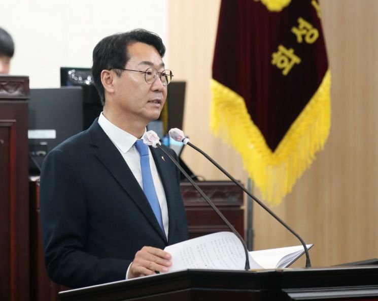 정명근 화성시장이 15일 시의회에서 시정연설을 하고 있다. [사진제공=화성시]