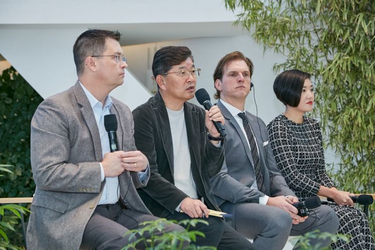 울산ARC 기공식 기자간담회 참석한 SK지오센트릭과 재활용 전문 기업 사장들이 울산ARC 질의응답을 진행하고 있다. 사진 왼쪽부터 더스틴 올슨(Dustin Olson) 퓨어사이클테크놀로지(Purecycle Technologies) 사장, 나경수 SK지오센트릭 사장, 다니엘 솔로미타(Daniel Solomita) 루프(Loop Industries) 사장, 잉 스테이튼(Ying Staton) 플라스틱에너지(Plastic energy) 부사장이 답변하고 있다. 사진제공=SK지오센트릭