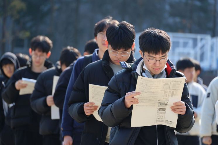 2024학년도 대학수학능력시험 예비 소집일인 15일 오후 대전 서구 충남고등학교에서 수험생들이 수험생 유의 사항 안내문을 확인하고 있다. [이미지출처=연합뉴스]