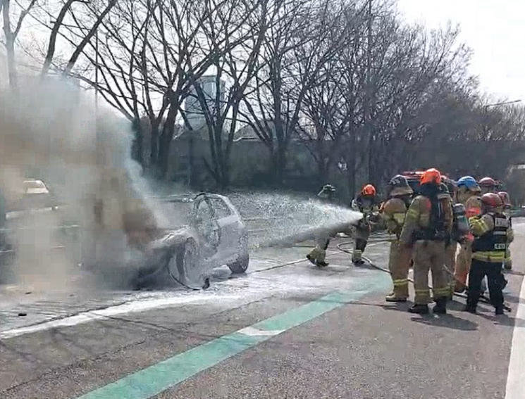 지난 4월1일 서울 강동구 올림픽대로를 주행하던 전기차에서 불이 나 소방관들이 진압하고 있다. 이 화재는 발생 1시간15분만에야 완진됐다.[사진제공=강동소방서]