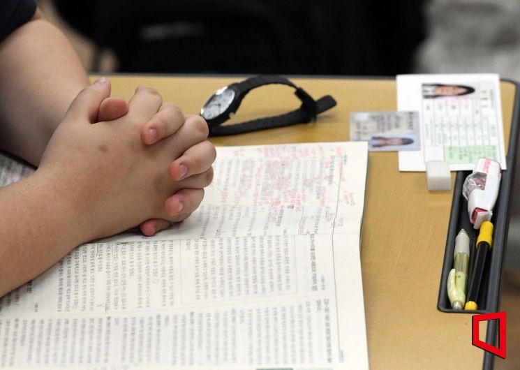 2024학년도 대학수학능력시험일인 16일 오전 서울 영등포구 여의도여고에서 수험생들이 시험 시작을 기다리고 있다. 사진=사진공동취재단