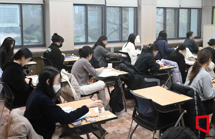2024학년도 대학수학능력시험일인 16일 서울 중구 이화여자외국어고등학교에서 수험생이 시험 시작을 기다리고 있다. 사진=사진공동취재단