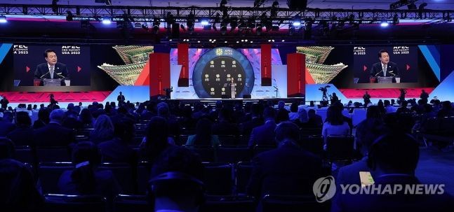 아시아태평양경제협력체(APEC) 정상회의 참석차 미국을 방문한 윤석열 대통령이 15일(현지시간) 샌프란시스코 모스코니 센터에서 열린 APEC CEO 서밋에서 기조연설을 하고 있다. [사진출처=연합뉴스]