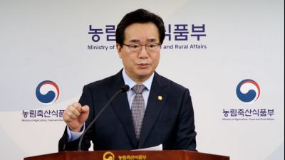 정황근 농식품부 장관이 16일 정부세종청사에서 열린 기자간담회에서 기자들의 질문에 답하고 있다.