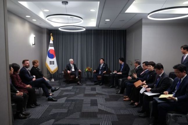 윤석열 대통령이 15일(현지시간) 미국 샌프란시스코 한 호텔에서 팀 쿡 애플 CEO를 접견해 대화를 나누고 있다. 이날 접견에 한국 측에서는 박진 외교부 장관, 최상목 경제수석, 김은혜 홍보수석, 최원호 과학기술비서관, 박성택 산업비서관, 애플 측에서는 리사 잭슨 부사장, 닉 애먼 부사장이 자리했다. [사진출처=연합뉴스]
