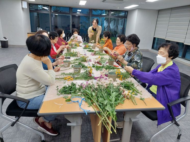 “어르신 외로움·고립감 해소”... 강북구, 100세 건강플러스 겨울 특강 프로그램 운영