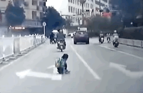 도로 한가운데 떨어진 아이는 온 힘을 다해 오토바이 뒤를 따라간다. 하지만 오토바이 운전자는 뒤도 돌아보지 않은 채 앞만 보며 도로를 달렸다. 오토바이가 점점 멀어지자 아이는 당황해 어쩔 줄 몰라 하는 모습을 보이기도 했다. [사진출처=중국CCTV]