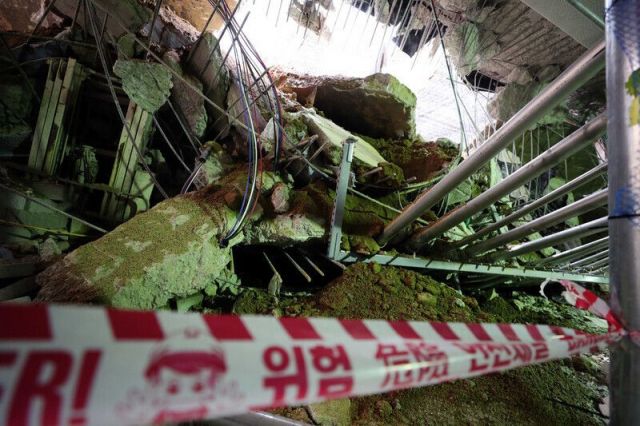 지하 주차장 1~2층의 지붕 구조물이 무너지는 사고가 발생한 인천 검단 신도시 아파트의 공사 현장. [사진=연합뉴스]