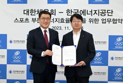 이상훈 한국에너지공단 이사장(왼쪽)과 윤성욱 대한체육회 사무총장이 16일 서울 대한체육회에서 진행된 '스포츠 부문 에너지효율향상 업무협약식'에서 기념촬영을 하고 있다.