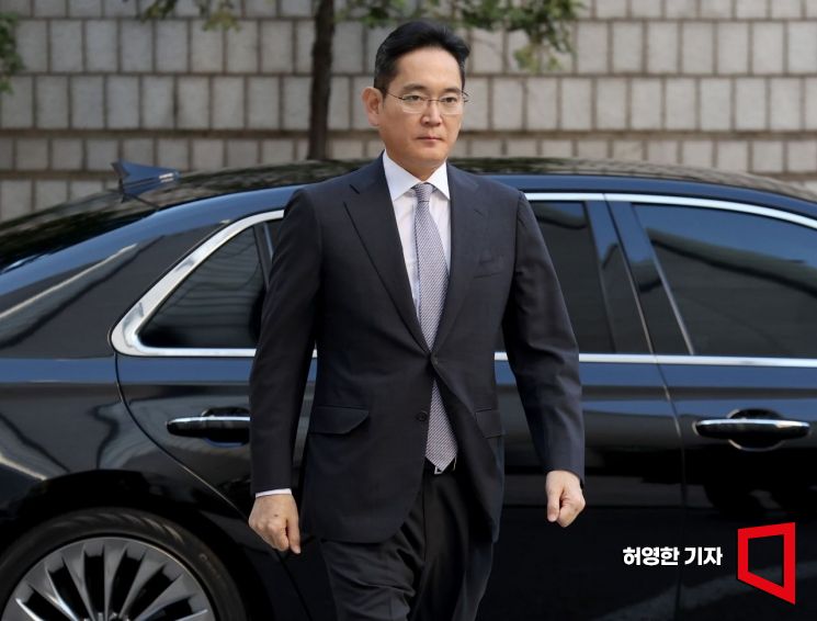 이재용 삼성전자 회장이 17일 서울중앙지법에서 열리는 삼성물산·제일모직 부당합병 1심 결심공판에 출석하기 위해 법원 청사에 도착해 법정으로 향하고 있다. 사진=허영한 기자 younghan@