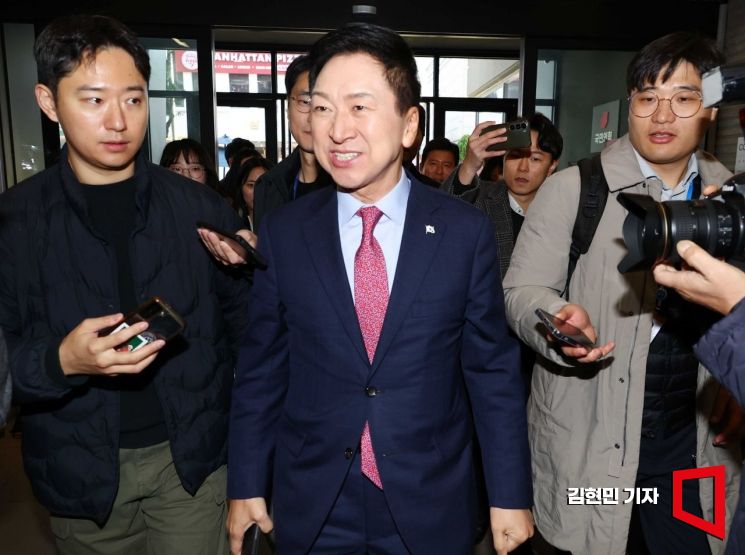 김기현 국민의힘 대표가 17일 인요한 혁신위원장과의 면담을 위해 서울 여의도 당사로 들어서고 있다. 사진=김현민 기자 kimhyun81@