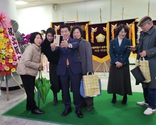 서강석 송파구청장 소설 ‘강수는 걸었다’ 출판 기념회 ‘북적’