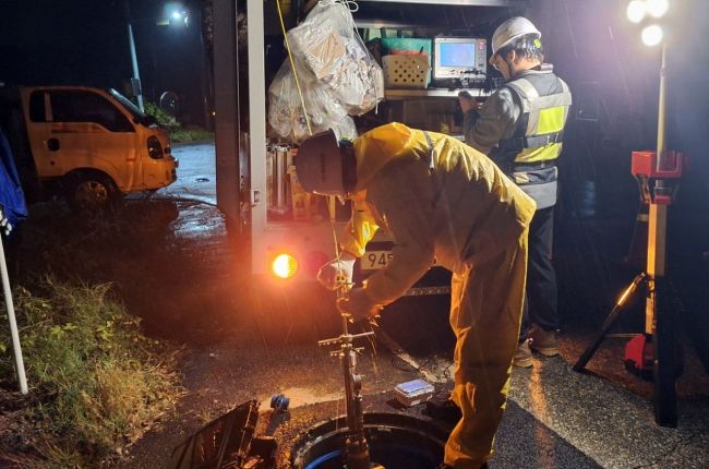 한국수자원공사 직원들이 관 세척 작업을 하고 있다.[사진제공=나주시]