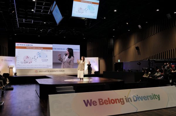 조옥근 롯데지주 인재전략팀 수석이 17일 롯데인재개발원 오산캠퍼스에서 열린 '2023 롯데 다양성 포럼'에서 롯데의 다양성 정책 방향에 대해 설명하고 있다[사진제공=롯데지주].