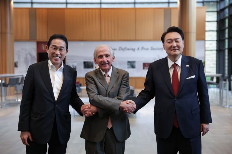 尹 "한미일, 원천·첨단분야 협력 강화…日과 스타트업·수소 협력"