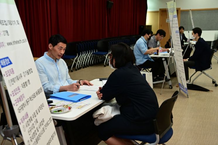 대구시 동구청이 마련한 '중장년 구인구직 만남의 날' 행사.